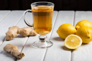 Ahşap arka plan üzerinde limonlu zencefil çay.