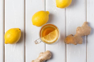 Ahşap arka plan üzerinde limonlu zencefil çay.