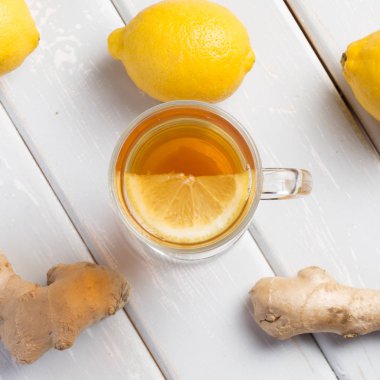 Ahşap arka plan üzerinde limonlu zencefil çay.