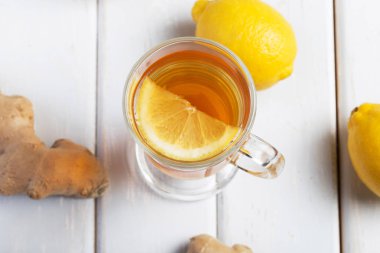 Ahşap arka plan üzerinde limonlu zencefil çay.