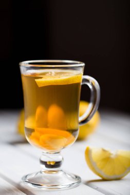 Ahşap arka plan üzerinde limonlu zencefil çay.