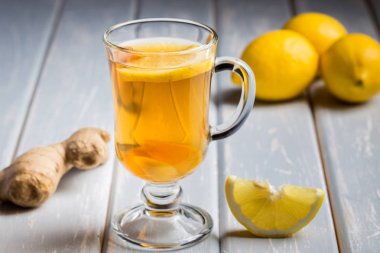 Ahşap arka plan üzerinde limonlu zencefil çay.