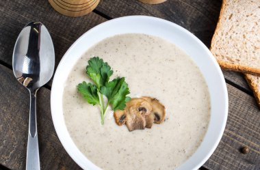 Mantar çorbası masanın üzerine krem