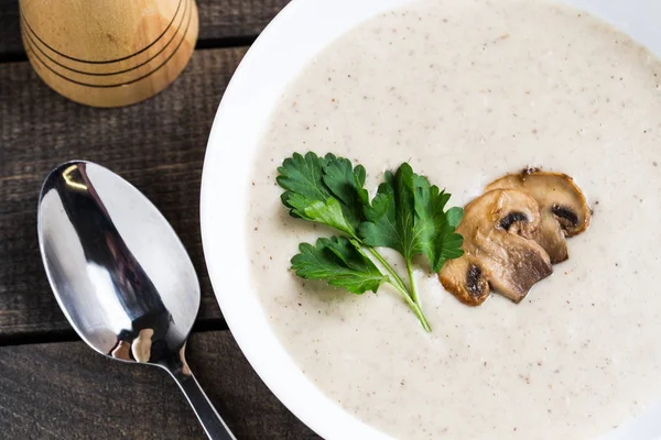 Mantar çorbası masanın üzerine krem