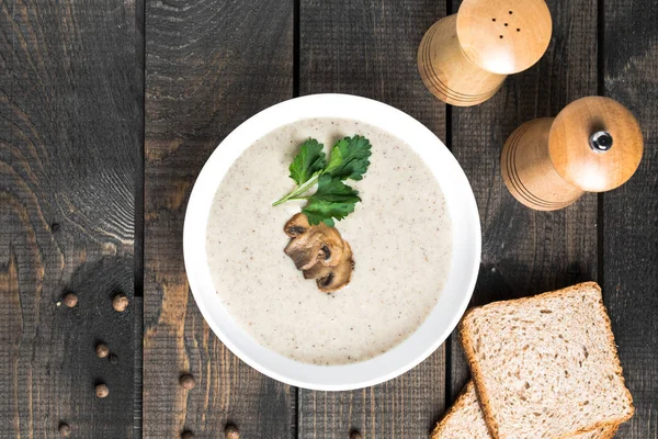 Mantar çorbası masanın üzerine krem