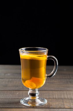 Ahşap arka plan üzerinde limonlu zencefil çay.