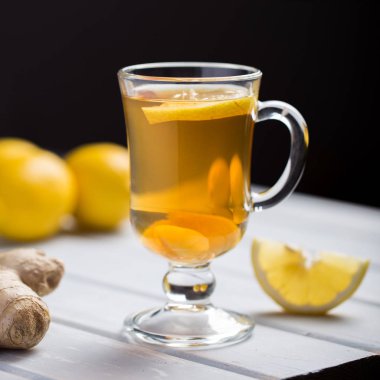 Ahşap arka plan üzerinde limonlu zencefil çay.