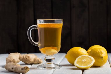 Ahşap arka plan üzerinde limonlu zencefil çay.