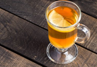 Ahşap arka plan üzerinde limonlu zencefil çay.