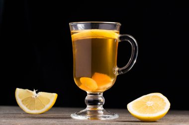 Ahşap arka plan üzerinde limonlu zencefil çay.
