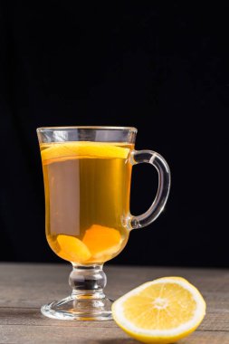 Ahşap arka plan üzerinde limonlu zencefil çay.