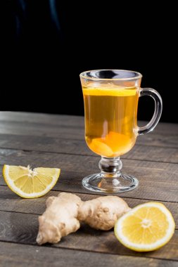 Ahşap arka plan üzerinde limonlu zencefil çay.