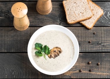 Mantar çorbası masanın üzerine krem