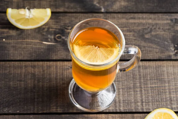 Ahşap arka plan üzerinde limonlu zencefil çay.
