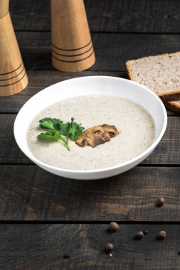 Mantar çorbası masanın üzerine krem