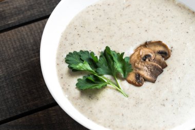 Mantar çorbası masanın üzerine krem