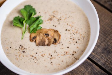 Mantar çorbası masanın üzerine krem