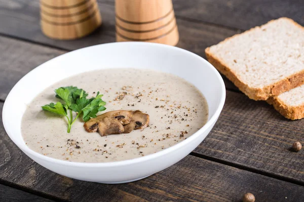 Mantar çorbası masanın üzerine krem