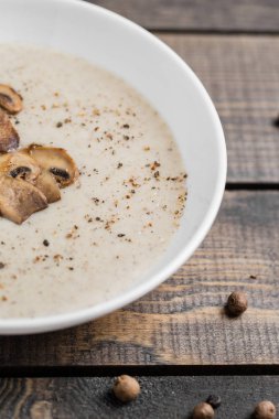 Mantar çorbası masanın üzerine krem