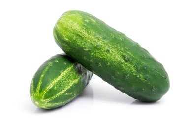 Beyaz üzerinde taze salatalıklar izole edilmiş.