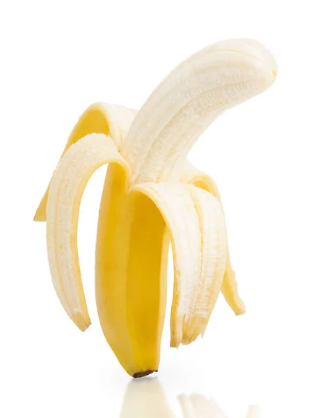 Полуочищенный банан, выделенный на — стоковое фото