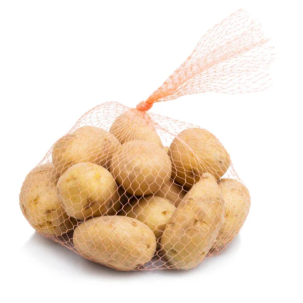 Patatas crudas en una red —  Fotos de Stock