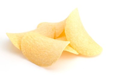 Beyaz üzerinde izole patates cipsi