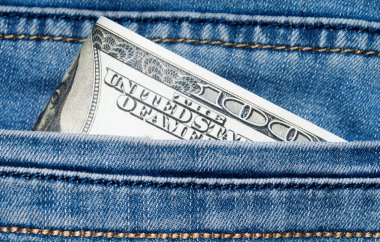 Kot pantolon cebinde Doları ile