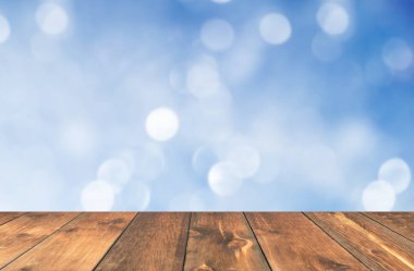 Boş ahşap masa mavi