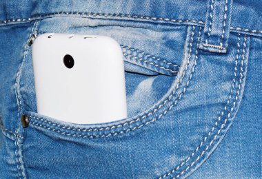 Mavi jeans smartphone içinde beyaz
