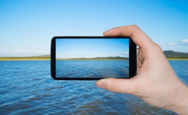 Akıllı tutan bir adam el