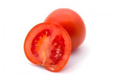 Beyaz arkaplanda izole domatesler.