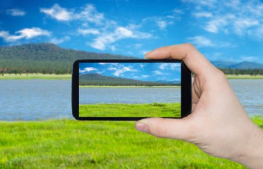 Akıllı tutan bir adam el