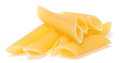 Pişmemiş İtalyan makarnası beyaz arka planda izole edilmiş.