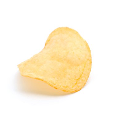 Patates cipsi beyaz arkaplanda izole.