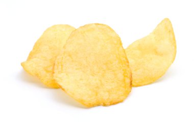 Patates cipsi beyaz arkaplanda izole.