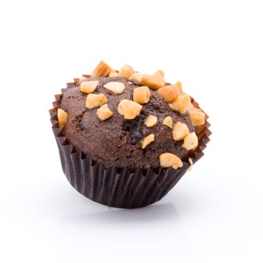 Fındık ile bir çikolatalı kek kırıntısı izole üzerinde beyaz arka plan