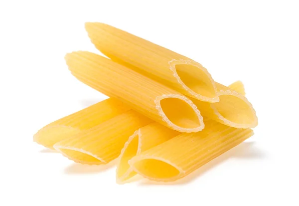 Pasta italiana sin cocer aislada sobre fondo blanco —  Fotos de Stock