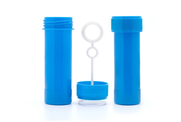 흰 배경에 분리되어 있는 플라스틱 병 비누 거품 — 스톡 사진