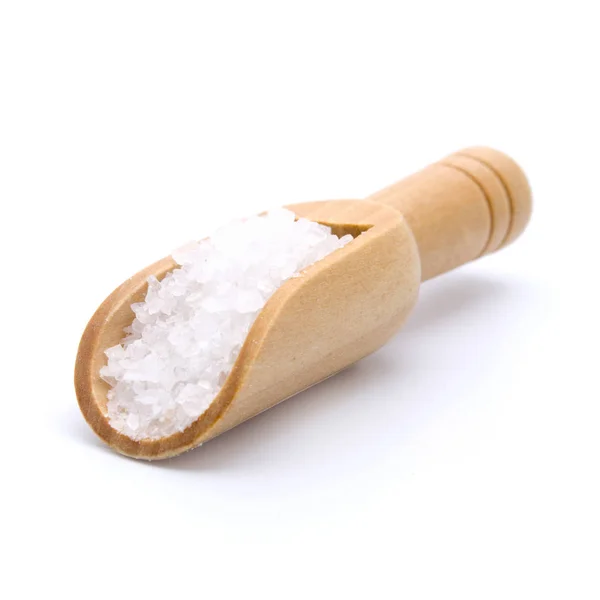 Θαλασσινό αλάτι σε ξύλινη σπάτουλα για άλατα απομονώνονται σε λευκό φόντο — Φωτογραφία Αρχείου