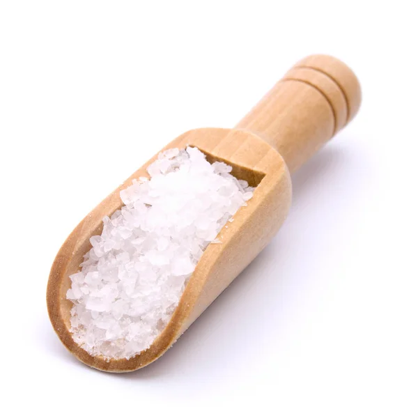 Θαλασσινό αλάτι σε ξύλινη σπάτουλα για άλατα απομονώνονται σε λευκό φόντο — Φωτογραφία Αρχείου