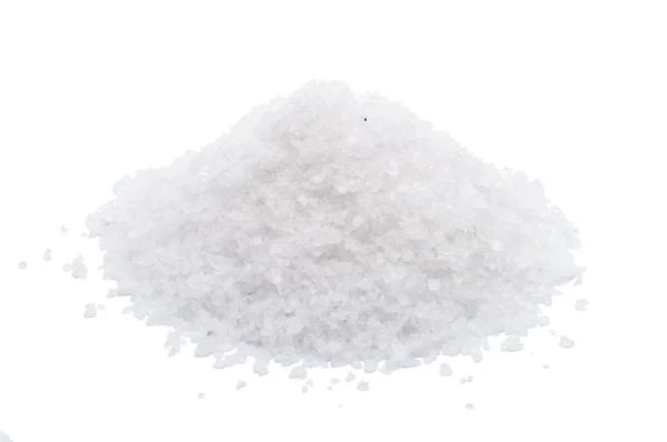 Белая морская соль на белом фоне — стоковое фото