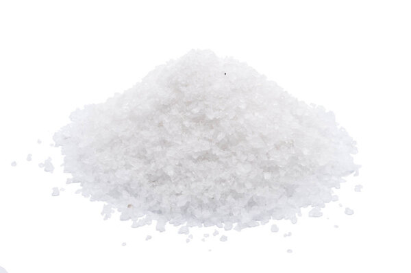 Белая морская соль на белом фоне
