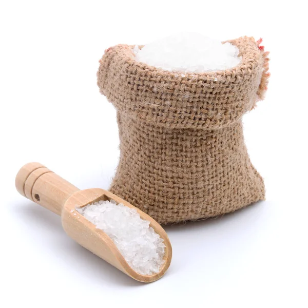 Zeezout in jute zak tas met houten lepel geïsoleerd op witte achtergrond — Stockfoto