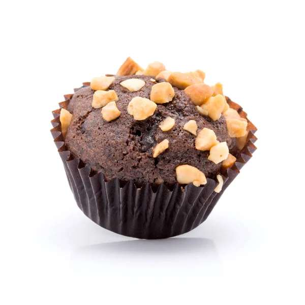 Jeden muffiny czekoladowe z orzechami tartej na białym tle na białym tle — Zdjęcie stockowe