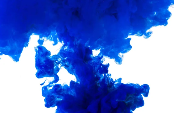 Abstraktní modré barvivo inkoust ve vodě umění izolovaných na bílém pozadí — Stock fotografie