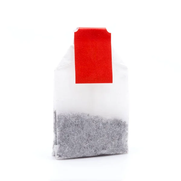 Классический пакетик с красной этикеткой на белом фоне — стоковое фото