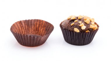 Fındık ile bir çikolatalı kek kırıntısı izole üzerinde beyaz arka plan