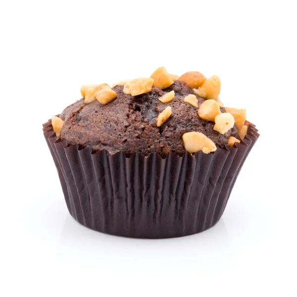 Jeden muffiny czekoladowe z orzechami tartej na białym tle na białym tle — Zdjęcie stockowe