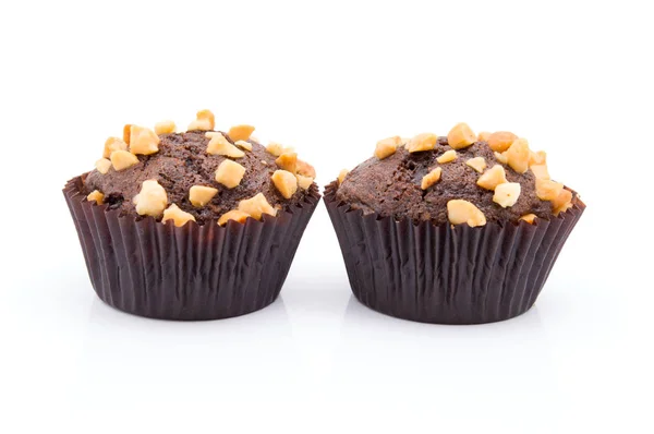 Grupa muffiny czekoladowe z orzechami tartej na białym tle na białym tle — Zdjęcie stockowe